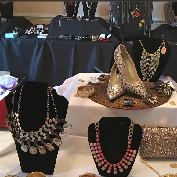 Meet your Poshers,  Barbara and Doretha - Picture 1 of 1